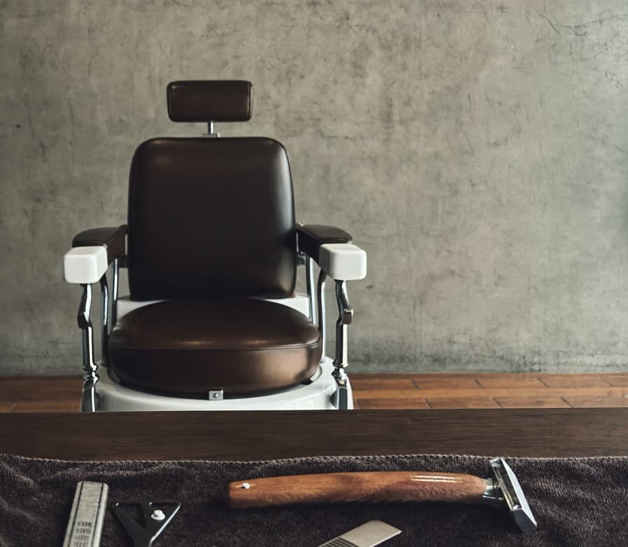 Silla y herramientas de una barbería